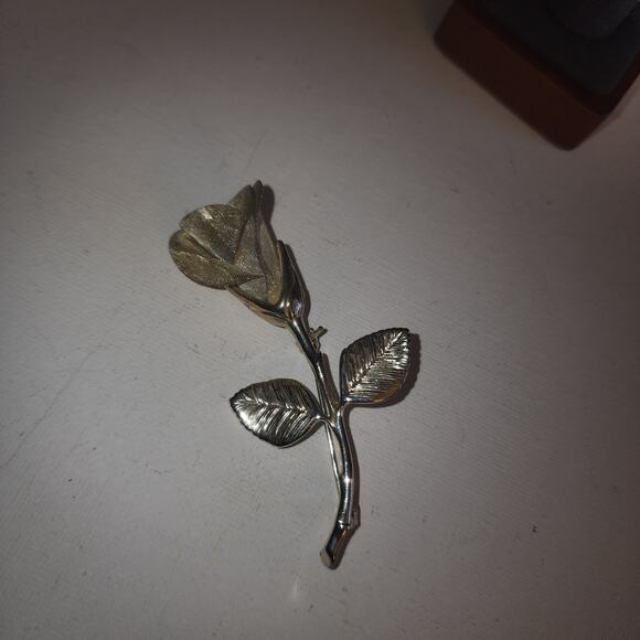 VINTAGE ANNE KLEIN SILVERTONED ROSE BROOCH PIN - Picture 1 of 3